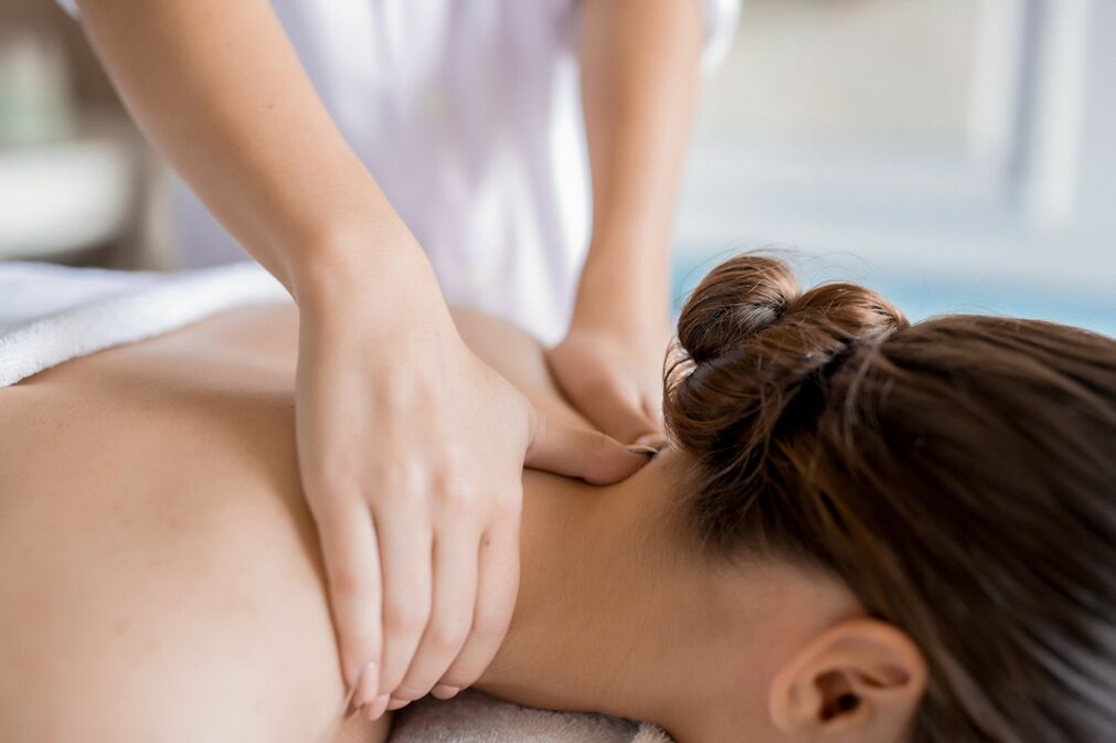 Massagesessie voor de behandeling van cervicale osteochondrose