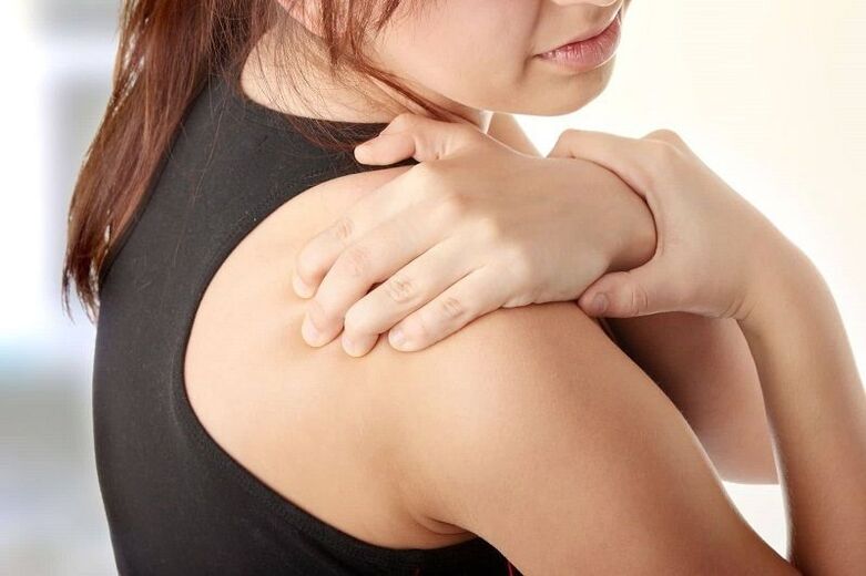 Bij cervicale osteochondrose straalt de pijn uit naar de schouder